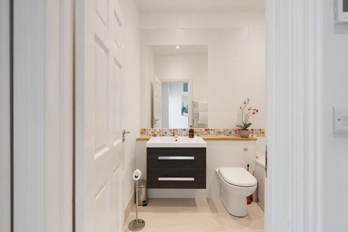 Large Luxury Centre Flat With Balcony Apartment Bristol